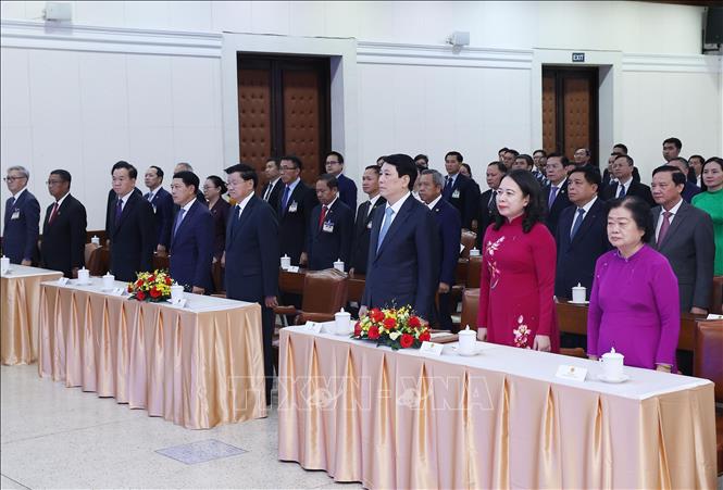 Chủ tịch nước Lương Cường và Tổng Bí thư, Chủ tịch nước Lào Thongloun Sisoulith cùng các đại biểu thực hiện nghi lễ chào cờ. Ảnh: Lâm Khánh – TTXVN
