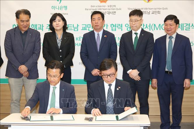 Ông Seo Yoo Seok, Phó Tổng Giám đốc Ngân hàng Hana phụ trách Khối Doanh nghiệp và ông Đào Tuấn Hùng, Chủ Tịch AVCK ký kết MOU. Ảnh: Đức Thắng (P/v TTXVN tại Hàn Quốc)