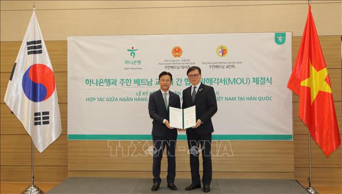 Ông Seo Yoo Seok, Phó Tổng Giám đốc Ngân hàng Hana phụ trách Khối Doanh nghiệp và ông Đào Tuấn Hùng, Chủ Tịch AVCK tại buổi ký kết. Ảnh: Đức Thắng (P/v TTXVN tại Hàn Quốc)
