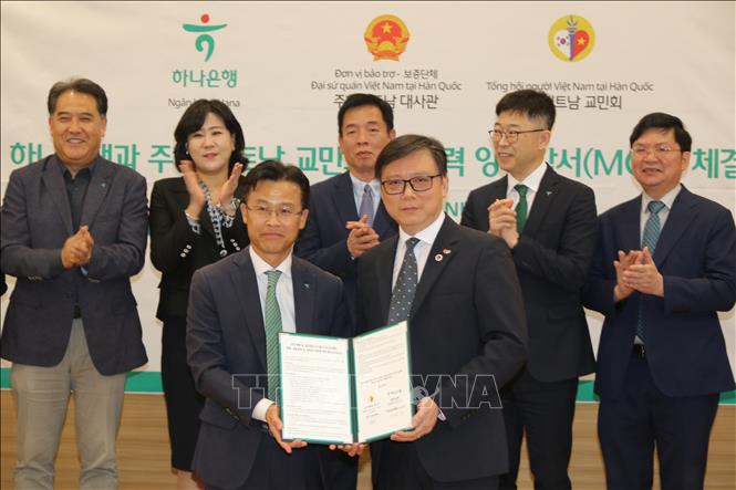 Ông Seo Yoo Seok, Phó Tổng Giám đốc Ngân hàng Hana phụ trách Khối Doanh nghiệp và ông Đào Tuấn Hùng, Chủ Tịch AVCK chụp ảnh lưu niệm. Ảnh: Đức Thắng (P/v TTXVN tại Hàn Quốc)