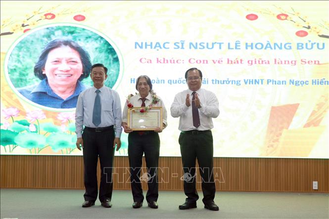 Lãnh đạo tỉnh Cà Mau tặng Bằng khen và vòng hoa tri ân, tôn vinh văn nghệ sĩ có tác phẩm văn học, nghệ thuật tiêu biểu 50 năm sau ngày thống nhất đất nước. Ảnh: Kim Há - TTXVN 