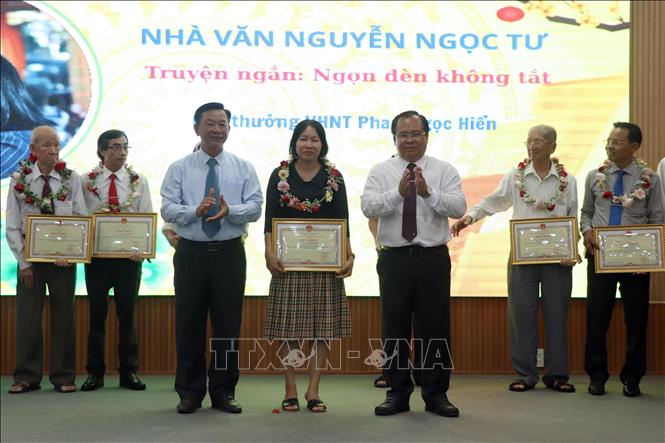 Lãnh đạo tỉnh Cà Mau tặng Bằng khen và vòng hoa tri ân, tôn vinh các văn nghệ sĩ có tác phẩm văn học, nghệ thuật tiêu biểu 50 năm sau ngày thống nhất đất nước. Ảnh: Kim Há - TTXVN 