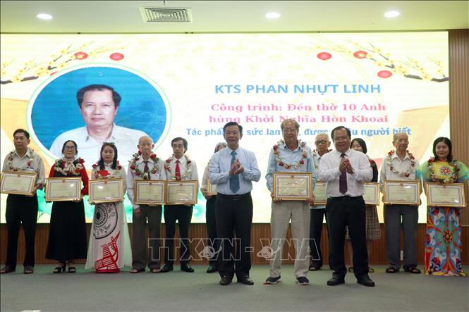 Cà Mau tôn vinh văn nghệ sĩ có tác phẩm văn học, nghệ thuật tiêu biểu 50 năm sau ngày thống nhất đất nước. Ảnh: Kim Há - TTXVN 