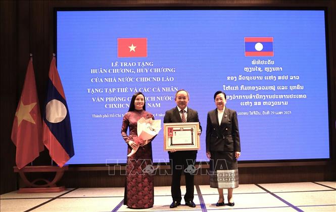 Văn phòng Chủ tịch nước Việt Nam vinh dự nhận Huân chương Lao động Hạng I của Nhà nước Lào. Ảnh: TTXVN phát
