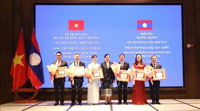 Các cán bộ của Văn phòng Chủ tịch nước nhận Huân chương Hữu nghị, Huy chương Hữu nghị của Nhà nước Lào.  Ảnh: TTXVN phát