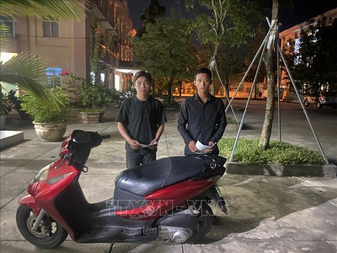 Hai bị can cùng phương tiện sử dụng để gây án. Ảnh: TTXVN phát