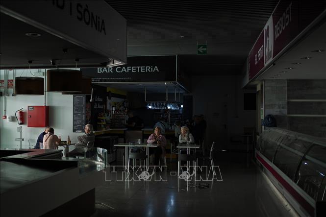 Bóng tối bao trùm quán cafe ở Barcelona, Tây Ban Nha do mất điện diện rộng, ngày 29/4/2025. Ảnh: THX/TTXVN