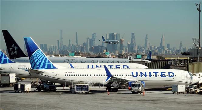 Máy bay của Hãng hàng không United Airlines tại sân bay quốc tế Newark Liberty ở Newark, New Jersey, Mỹ. Ảnh: REUTERS/TTXVN