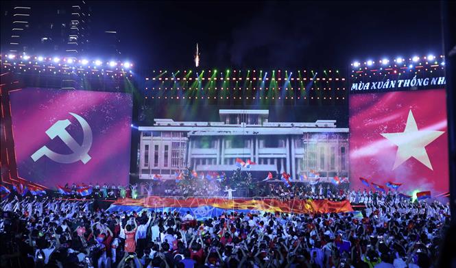 Chương trình được chia làm 3 chương, gồm: Nỗi đau chia cắt và con đường thống nhất; Mùa xuân hòa bình; Mùa xuân của kỷ nguyên mới. Ảnh: Thống Nhất - TTXVN