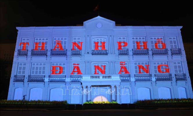 Trình chiếu phim 3D Mapping ngay trên mặt tiền của tòa nhà Bảo tàng Đà Nẵng. Ảnh: Trần Lê Lâm - TTXVN
