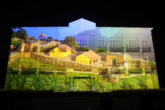  Trình chiếu phim 3D Mapping ngay trên mặt tiền của tòa nhà Bảo tàng Đà Nẵng. Ảnh: Trần Lê Lâm - TTXVN