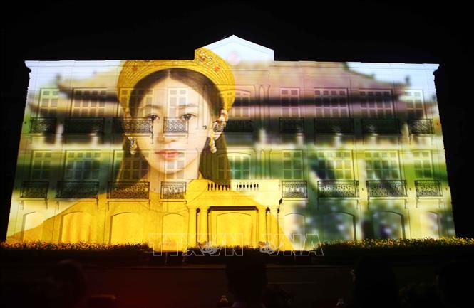  Trình chiếu phim 3D Mapping ngay trên mặt tiền của tòa nhà Bảo tàng Đà Nẵng. Ảnh: Trần Lê Lâm - TTXVN