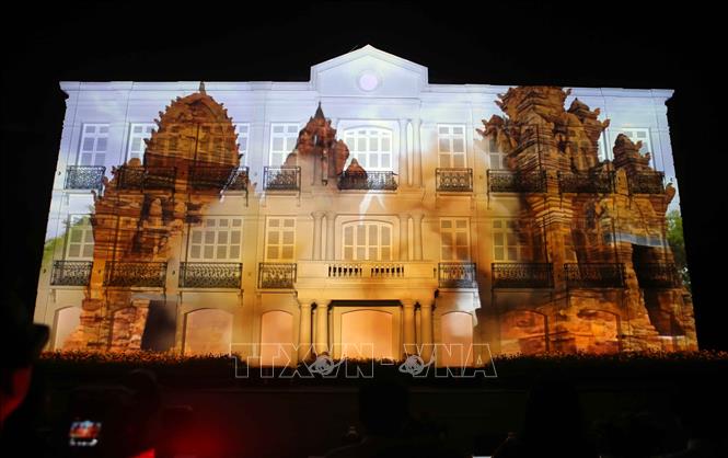  Trình chiếu phim 3D Mapping ngay trên mặt tiền của tòa nhà Bảo tàng Đà Nẵng. Ảnh: Trần Lê Lâm - TTXVN