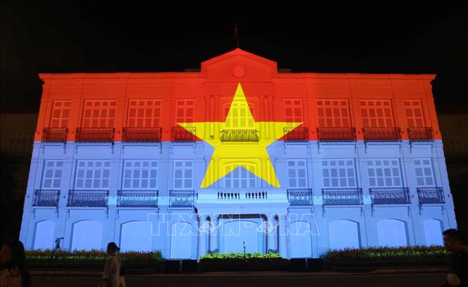  Trình chiếu phim 3D Mapping ngay trên mặt tiền của tòa nhà Bảo tàng Đà Nẵng. Ảnh: Trần Lê Lâm - TTXVN
