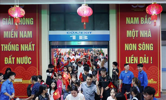 Đông đảo người dân, du khách được may mắn di chuyển trên đoàn tàu mang tên 