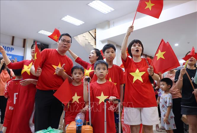 Một gia đình Hà Nội hạnh phúc khi được di chuyển vào Thành phố Hồ Chí Minh bằng 