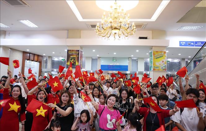 Nhân viên và người dân đi chuyến tàu SE1 xuất phát tại Ga Hà Nội cùng chung vui ca hát trước khi lên tàu. Ảnh: Quốc Khánh - TTXVN
