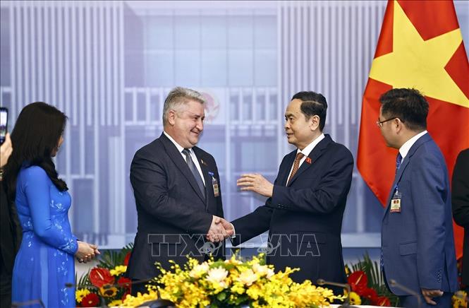 NA Chairman Tran Thanh Man and Vice Chairman of the House of Representatives of the National Assembly of Belarus Ipatau Vadzim. VNA Photo: Doãn Tấn