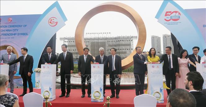 Delegates inaugurate the International Friendship Symbol. VNA Photo: Đinh Hằng