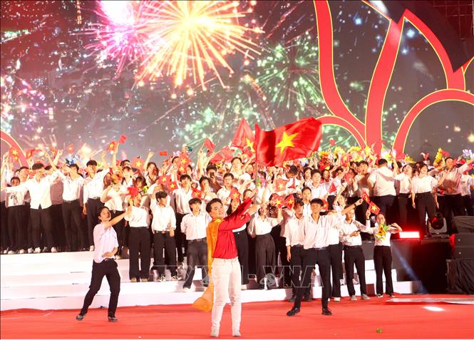 Tuổi trẻ tỉnh Vĩnh Long tự hào phất cao lá cờ tổ quốc trong ngày kỷ niệm 50 năm ngày giải phóng miền Nam, thống nhất đất nước và kỷ niệm 50 năm giải phóng tỉnh Vĩnh Long (30/4/1975- 30/4/2025). Ảnh: Lê Thúy Hằng – TTXVN. 
