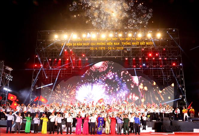 Đại biểu, sinh viên, học sinh phấn khởi chào đón màn pháo hoa nhân kỷ niệm 50 năm ngày giải phóng miền Nam, thống nhất đất nước và kỷ niệm 50 năm giải phóng tỉnh Vĩnh Long (30/4/1975 - 30/4/2025). Ảnh: Lê Thúy Hằng – TTXVN. 
