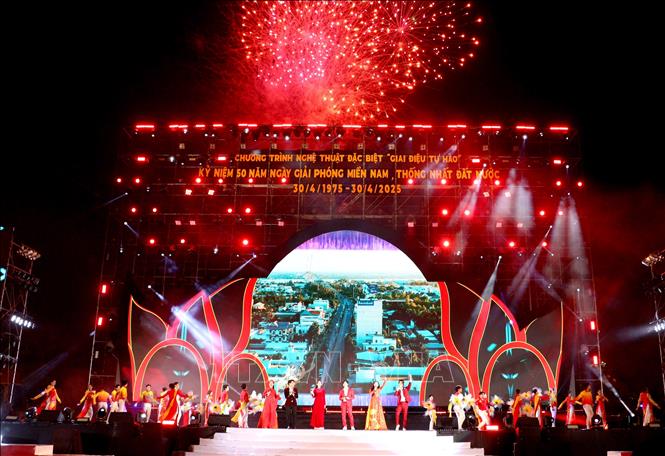 Tiết mục trong chương trình văn nghệ kết hợp với màn bắn pháo hoa nghệ thuật. Ảnh: Lê Thúy Hằng – TTXVN.