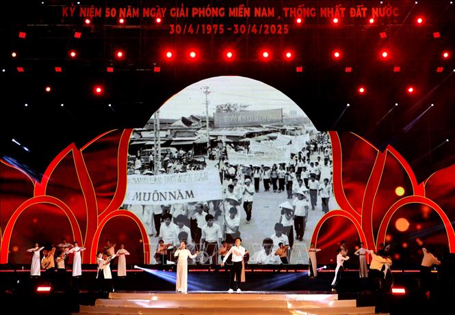 Tiết mục trong chương trình văn nghệ đặc biệt “Giai điệu tự hào”. Ảnh: Lê Thúy Hằng – TTXVN.