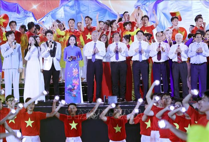 Tổng Bí thư Tô Lâm và đại biểu cùng các nghệ sĩ sau khi chương trình kết thúc. Ảnh: Thống Nhất - TTXVN