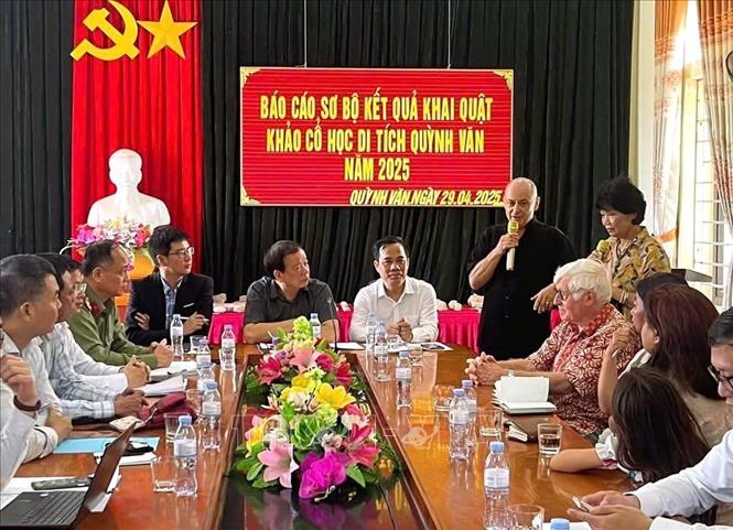 Giáo sư Philip Piper, Khoa Khảo cổ học và Nhân học, Đại học Quốc gia Australia phát biểu tại buổi báo cáo. Ảnh: TTXVN phát 
