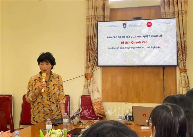 Giáo sư Lâm Thị Mỹ Dung, Khoa Lịch sử, Trường Đại học Khoa học Xã hội và Nhân văn (Đại học Quốc gia Hà Nội) phát biểu tại buổi báo cáo. Ảnh: TTXVN phát