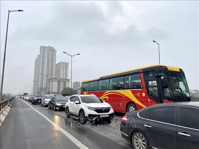 Ách tắc nghiêm trọng trên vành đai 3 đoạn qua Linh Đàm (Hoàng Mai, Hà Nội) sáng sớm 30/4. Ảnh: Nguyễn Văn Cảnh-TTXVN 