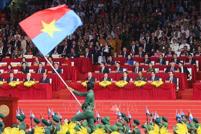 Tiết mục văn nghệ “Giải phóng miền Nam - Đất nước trọn niềm vui – Màu hoa đỏ”. Ảnh: TTXVN