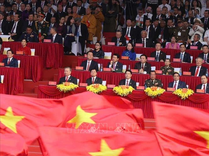 Tổng Bí thư Tô Lâm và các đồng chí Lãnh đạo, nguyên Lãnh đạo Đảng, Nhà nước cùng các vị khách quốc tế và đại biểu dự buổi lễ. Ảnh: TTXVN