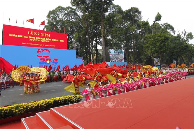 Chương trình nghệ thuật “Rạng rỡ non sông Việt Nam”. Ảnh: TTXVN