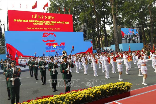 Màn súng kết hợp quân nhạc xếp hình nghệ thuật “Đất nước trọn niềm vui” do Đoàn Nghi lễ Quân đội, Trường Đại học Văn hoá Nghệ thuật Quân đội, Đoàn Văn công Quân khu 1, Đoàn văn công quân khu 3 , Đoàn văn công Quân khu 9 biểu diễn. Ảnh: TTXVN