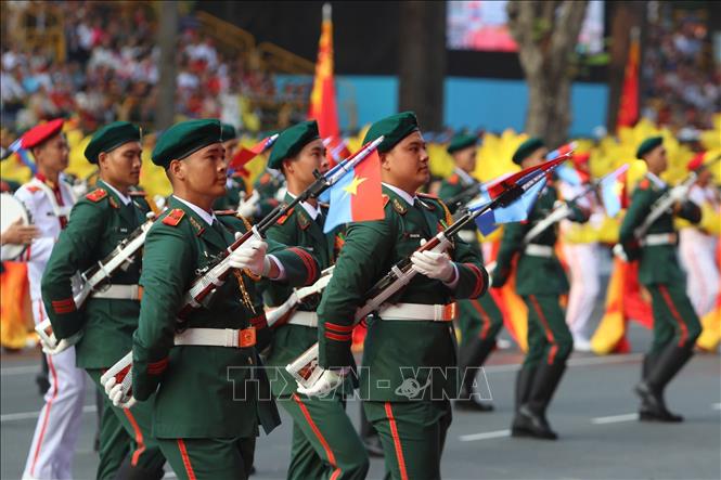 Màn súng kết hợp quân nhạc xếp hình nghệ thuật “Đất nước trọn niềm vui” do Đoàn Nghi lễ Quân đội, Trường Đại học Văn hoá Nghệ thuật Quân đội, Đoàn Văn công Quân khu 1, Đoàn văn công quân khu 3 , Đoàn văn công Quân khu 9 biểu diễn. Ảnh: TTXVN