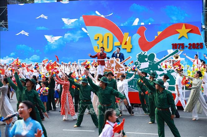 Chương trình nghệ thuật “Rạng rỡ non sông Việt Nam”. Ảnh: TTXVN