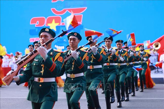 Màn súng kết hợp quân nhạc xếp hình nghệ thuật “Đất nước trọn niềm vui” do Đoàn Nghi lễ Quân đội, Trường Đại học Văn hoá Nghệ thuật Quân đội, Đoàn Văn công Quân khu 1, Đoàn văn công quân khu 3 , Đoàn văn công Quân khu 9 biểu diễn. Ảnh: TTXVN