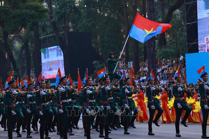 Sáng 30/4/2025, Lễ kỷ niệm, diễu binh, diễu hành cấp quốc gia 50 năm Ngày Giải phóng miền Nam, thống nhất đất nước (30/4/1975 – 30/4/2025) được tổ chức trọng thể tại tuyến đường Lê Duẩn (Quận 1) và một số tuyến đường trung tâm ở Thành phố Hồ Chí Minh. Ảnh: TTXVN

