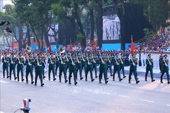 Màn súng kết hợp quân nhạc xếp hình nghệ thuật “Đất nước trọn niềm vui” do Đoàn Nghi lễ Quân đội, Trường Đại học Văn hoá Nghệ thuật Quân đội, Đoàn Văn công Quân khu 1, Đoàn văn công quân khu 3 , Đoàn văn công Quân khu 9 biểu diễn. Ảnh: TTXVN