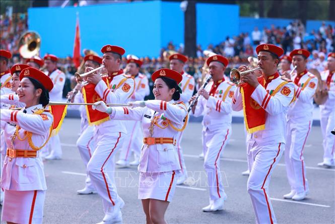 Màn súng kết hợp quân nhạc xếp hình nghệ thuật “Đất nước trọn niềm vui” do Đoàn Nghi lễ Quân đội, Trường Đại học Văn hoá Nghệ thuật Quân đội, Đoàn Văn công Quân khu 1, Đoàn văn công quân khu 3 , Đoàn văn công Quân khu 9 biểu diễn. Ảnh: TTXVN