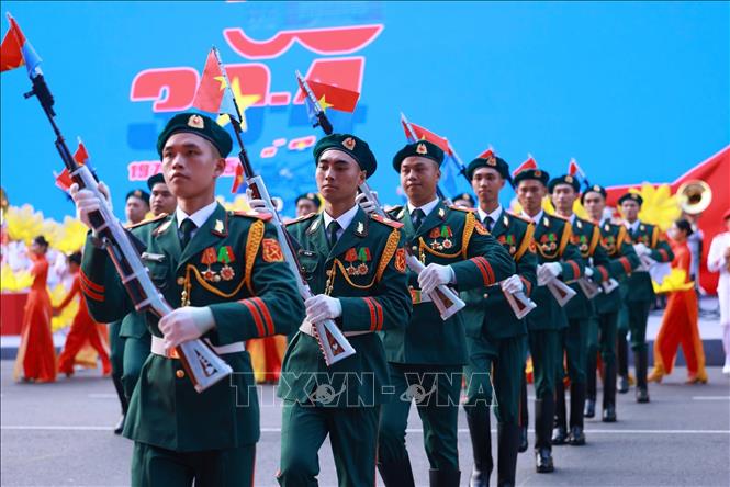 Màn súng kết hợp quân nhạc xếp hình nghệ thuật “Đất nước trọn niềm vui” do Đoàn Nghi lễ Quân đội, Trường Đại học Văn hoá Nghệ thuật Quân đội, Đoàn Văn công Quân khu 1, Đoàn văn công quân khu 3 , Đoàn văn công Quân khu 9 biểu diễn. Ảnh: TTXVN