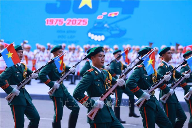 Màn súng kết hợp quân nhạc xếp hình nghệ thuật “Đất nước trọn niềm vui” do Đoàn Nghi lễ Quân đội, Trường Đại học Văn hoá Nghệ thuật Quân đội, Đoàn Văn công Quân khu 1, Đoàn văn công quân khu 3 , Đoàn văn công Quân khu 9 biểu diễn. Ảnh: TTXVN