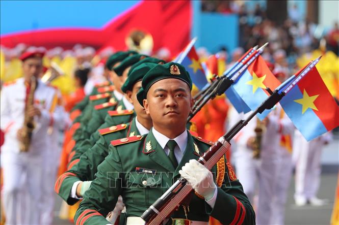 Màn súng kết hợp quân nhạc xếp hình nghệ thuật “Đất nước trọn niềm vui” do Đoàn Nghi lễ Quân đội, Trường Đại học Văn hoá Nghệ thuật Quân đội, Đoàn Văn công Quân khu 1, Đoàn văn công quân khu 3 , Đoàn văn công Quân khu 9 biểu diễn. Ảnh: TTXVN