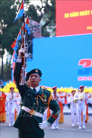 Màn súng kết hợp quân nhạc xếp hình nghệ thuật “Đất nước trọn niềm vui” do Đoàn Nghi lễ Quân đội, Trường Đại học Văn hoá Nghệ thuật Quân đội, Đoàn Văn công Quân khu 1, Đoàn văn công quân khu 3 , Đoàn văn công Quân khu 9 biểu diễn. Ảnh: TTXVN