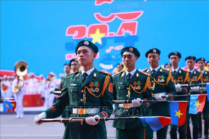 Màn súng kết hợp quân nhạc xếp hình nghệ thuật “Đất nước trọn niềm vui” do Đoàn Nghi lễ Quân đội, Trường Đại học Văn hoá Nghệ thuật Quân đội, Đoàn Văn công Quân khu 1, Đoàn văn công quân khu 3 , Đoàn văn công Quân khu 9 biểu diễn. Ảnh: TTXVN