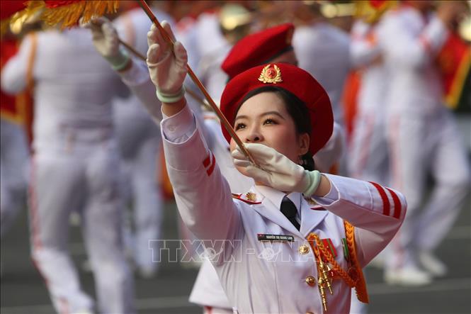 Màn súng kết hợp quân nhạc xếp hình nghệ thuật “Đất nước trọn niềm vui” do Đoàn Nghi lễ Quân đội, Trường Đại học Văn hoá Nghệ thuật Quân đội, Đoàn Văn công Quân khu 1, Đoàn văn công quân khu 3 , Đoàn văn công Quân khu 9 biểu diễn. Ảnh: TTXVN