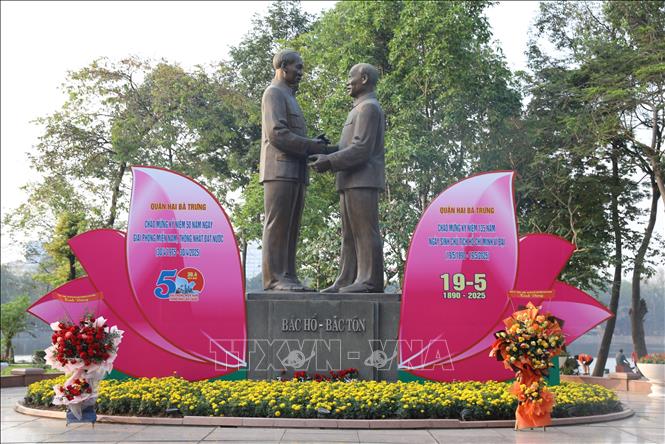 Tượng đài Bác Hồ - Bác Tôn trong công viên Thống Nhất. Ảnh: Quốc Lũy-TTXVN