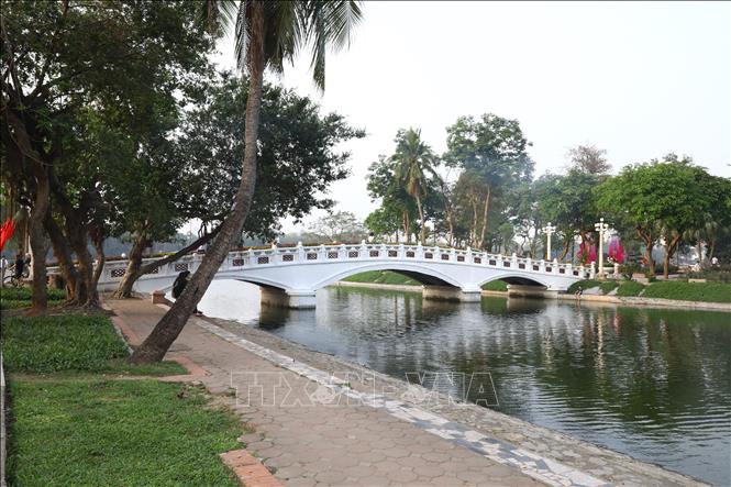 Cây cầu Thống Nhất ra Đảo Hòa Bình trong công viên Thống Nhất.  Ảnh: Quốc Lũy-TTXVN