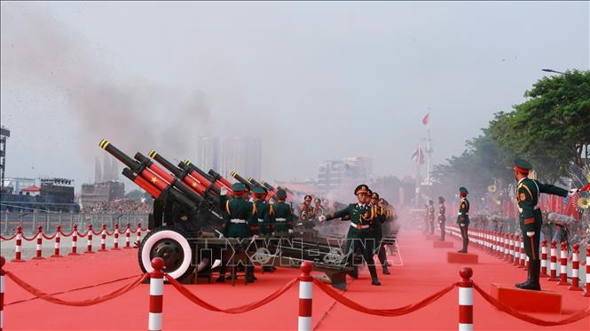 Nghi lễ bắn 21 loạt đại bác trên nền Quốc thiều nước CHXHCN Việt Nam. Ảnh: Quang Châu-TTXVN